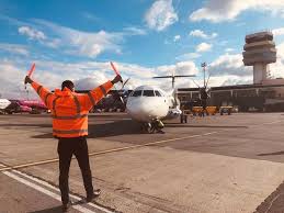 Cu momondo, caută și compară bilete de avion de la 1000+ companii aeriene și ryanair, blue air și tarom sunt cele mai populare companii care operează ruta din bucureşti către timișoara. Cel Mai Nou Avion Al Tarom A Aterizat Pe Aeroportul International