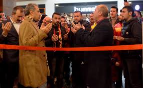 Fetö firarisi eski emniyet müdürü hüsrev salmaner'in yargılanmasına bugün de devam edildi. Kayserispor Da Coskulu Store Acilisi