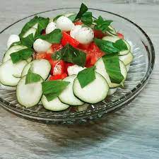 ふわり on instagram スプーンですくって食べれるトマトとモッツァレラチーズのカプレーゼ お安いトマトが買えたので カプレーゼを作ろうと思ったところで ひとくちモッツァレラチーズ が1袋だけ売れ残ってたので スプーンで食べ food