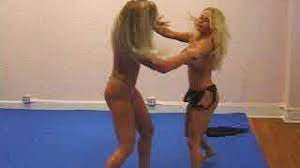 Wanneer de twee elkaar spreken, loopt het uit op een ware catfight! Blonde Vs Blonde Catfight