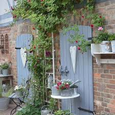 Pin By Bk On Gartentipps Vintage Garden Decor Garden Shed Diy Garden Decor