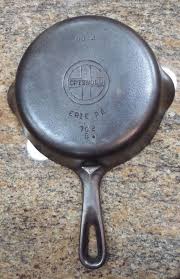 Outstanding 4 Griswold Skillet 702 B Small Logo And Sits Flat Nice Skillet Vintage Cast Iron Cookware Cast Iron Cookware Griswold