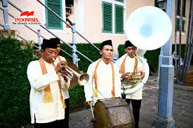 Sedangkan pada kesenian tanjidor kita mengenal beberapa alat musik yang dibawa dari eropa pada abad ke 18 seperti klarinet, piston, trombon dan saksofon. Kasmadi74 Laman 4 Nusa Kelapa Betawi Punye Gaye