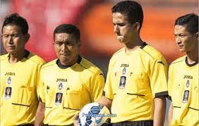 Mengawasi bola yang masuk atau keluar dari lapangan untuk dilaporkan ke wasit satu dengan kode. Salah Satu Tugas Hakim Garis Dalam Permainan Sepak Bola Adalah Berbagai Permainan