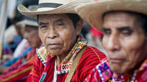 Entrega Rolando Artero uniformes escolares
