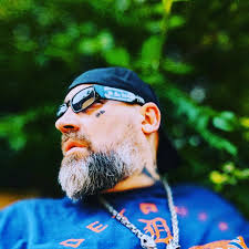 Looking for a pve server based out of the us trying to find something with  really cool armor and laser guns