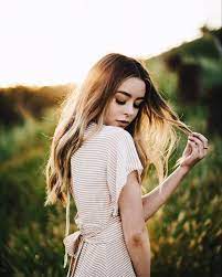 Portrait Photography Poses Guide For Photographers And Models Outdoor Portrait Photography Girl Photography Poses Photography Poses Women