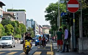 Definizioni stradali sulla strada e sulla carreggiata. Spazio Per Le Auto E Marciapiedi Stretti Come Fa Bergamo A Essere Vivibile Cronaca Bergamo