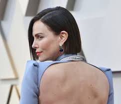 See the complete profile on linkedin and discover elgr's connections and jobs at similar companies. Oskar 2019 H Charlize Theron Ekopse Ta Mallia Ths Liges Wres Prin Perpathsei To Kokkino Xali Queen Gr