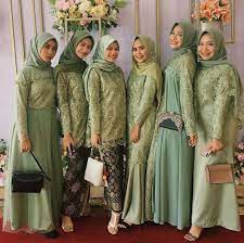 Pemilihan warna hijau sendiri diambil karena warna ini memberikan kesan tenang dan alami. 10 Ide Seragam Bridesmaid Dengan Warna Hijau Kompak Tampil Fresh