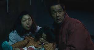 (kirin kiki), the mother nobuyo shibata (sakura ando), the father osamu shibata (lily frankly), the aunt aki shibata (mayu matsuoka), and the son shota shibata (kairi jō). ä¸‡å¼•ãå®¶æ—