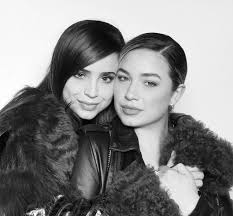 32a, date de naissance, couleur des cheveux, couleur des yeux. Sofia Carson With Sister Paulina Char Image Celebrities Infoseemedia