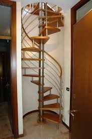 Scala A Chiocciola A Base Tonda Gradini In Massello Di Faggio Barriera In Acciaio Inox Satinato Piccola Scala Progettazione Scale Disegno Scala