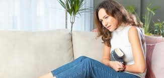 يُمكن أن يُسبب شرب القهوة احتباس السوائل والانتفاخ، كما قد يؤدي شربها إلى تفاقم الصداع ، ومن جهةٍ أخرى فإنّ التقليل من كميّة الكافيين المتناولة عن المعتاد يُسبّب الصداع أيضاً، لذا يُنصح بعدم التوقف عن شرب القهوة بشكلٍ كامل للأشخاص المعتادين على شرب أكثر من كوبٍ في اليوم، وقد يسبب شرب القهوة مشاكل في عمليات الهضم، فتُنصح النساء اللاتي يعانين من الإسهال خلال فترة الدورة الشهرية بتقليل كميّة القهوة المتناولة للمساعدة على التقليل منه. Ø£Ø³Ø¨Ø§Ø¨ Ù‚Ù„Ø© Ù†Ø²ÙˆÙ„ Ø¯Ù… Ø§Ù„Ø¯ÙˆØ±Ø© Ø§Ù„Ø´Ù‡Ø±ÙŠØ©