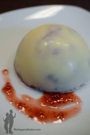 Dome Croquant Au Chocolat Blanc A La Mousse De Fruits Rouges Et Coeur De Fraise Piratage Culina Croquant Au Chocolat Recette Dessert Mousse De Fruits Rouges