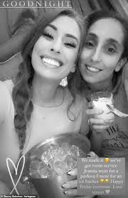 The modern form is based on german schwester. Stacey Solomon Verabschiedet Sich Von Ihrer Familie Und Macht Sich Mit Ihrer Schwester Auf Den Weg Zum Spa Urlaub Aktuelle Boulevard Nachrichten Und Fotogalerien Zu Stars Sternchen