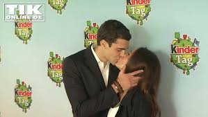 See the tv show host exposed pics and. Kindertag 2017 Aurora Ramazzotti Zeigt Heisse Kusse Mit Freund Goffredo Tikonline De