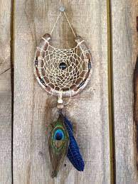 24 Horseshoe Shapeed Dreamcatcher With A Peacock And Blue Feather Shelterness Horseshoe Crafts Projects Dream Catcher Dream Catcher Diy