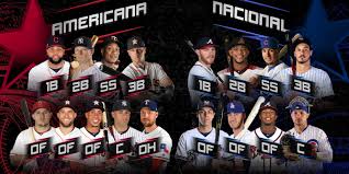 Una pancarta del juego de estrellas de las grandes ligas colgada frente al estadio coors field de denver, el miércoles 7 de julio de 2021. Definidas Las Alineaciones Titulares Para El All Star