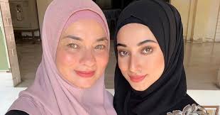 Her daughter cohosted the series anugerah skrin alongside awal ashaari in 2012. Noor Kartini