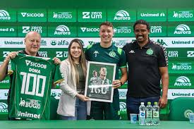 Zagueiro Eduardo Doma recebe homenagens pela marca dos 100 jogos pelo Verdão