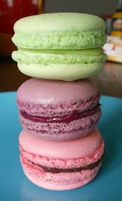 Trilogie De Macarons Cassis Pistache Et Chocolat Framboise La Fee Chantilly Recette Macaron Macaron Chocolat Framboise