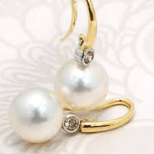 A Timeless Piece Of Australia Showcasing Some Of Western Australia S Most Precious Jewels South Sea Broome Pearls And Argyle C Brincos Joias Ouro E Prata