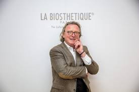 Des soins sur mesure, une expérience unique bienvenue dans un concept de salon de coiffure élégant et très lumineux avec vue sur la forêt. La Biosthetique Paris Les Plantes Et L Innovation Au Service De La Beaute