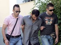 Γρήγορα, απλά και εντελώς δωρεάν! Nikos Sergianopoylos Poios Menei Shmera Sto Katarameno Spiti Opoy Dolofonhsan Me 21 Maxairies Ton Atyxo H8opoio Irafina