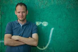 Az elesett magyar vidék féltérdre emelkedik a kocsma padlójáról, visszamászik a bárszékre, és mesélni kezd gyöngyinek a pultnál. Bodocs Tibor A Kurvak Maradtak Ahogy A Kozeletben Is Olvass Bele A Keszulo Regenyebe Contextus Magazin