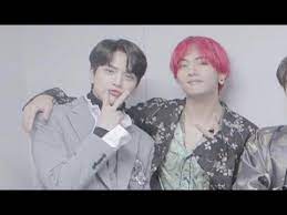 V menciptakan kalimat i purple you sebelum jumpa fans bts pada bulan november 2017. Bts News The Boyz S Younghoon Took Photo Beside Bts S V Fulfilling His Fanboy Wish Youtube