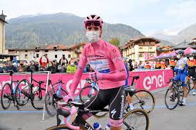 João almeida , em segundo plano, foi 49.º na etapa • foto: Giro D Italia Start 2021 List We Love Cycling Magazine