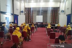 Jun 07, 2021 · nakes rsu permata bunda medan demo karena gaji tak dibayar senin, 7 juni 2021 16:57 wib sejumlah tenaga kesehatan yang bertugas di rumah sakit umum (rsu) permata bunda, medan, sumatera utara, menggelar aksi unjuk rasa, senin, menuntut rumah sakit membayar gaji mereka. Masih Di Bawah Umr Ketua Dprd Sumbar Usahakan Gaji Penyuluh Pertanian Lapangan Tenaga Harian Lepas Naik Antara Sumbar