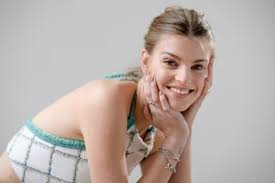 Consider supporting allmusic in one of the following ways: Emma Bale Bewijst Met Nieuwe Album En In Liefde Voor Muziek Het Nieuwsblad Mobile