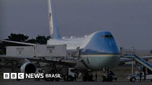 Trump foi escondido em caminhão de serviço do aeroporto para trocar de avião por ameaça do Irã, segundo relatos