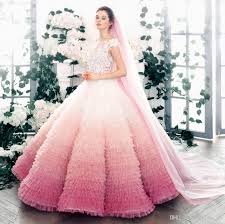 Finden sie hochwertige fotos, die sie anderswo vergeblich suchen. Grosshandel Gradient Rosa Lavendel Ballkleid Brautkleid Juwel Ausschnitt Mit Kurzen Armeln Blumenapplikationen Brautkleides Mit Charme Tiered Fluffy Brautkleider Von Xzy1984316 244 67 Auf De Dhgate Com Dhgate