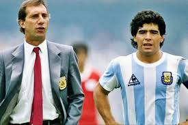 Bilardo oyunları beyin gücü ve fiziki yetenek gerektiren bir spor dalıdır. La Muerte De Maradona A Carlos Bilardo Le Apagaron El Televisor Y Le Dijeron Que Se Habia Cortado El Cable La Nacion