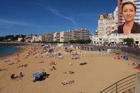 Si le magazine public dévoile des photos d'elle à la plage, où. Anne Sophie Lapix A Saint Jean De Luz