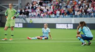 De speelsters van coach sarina wiegman lanceerden samen met de knvb en zangeres elize een speciale videoclip bij het nummer 'shoot me down' (light it up)'. Met Betere Deals Voor De Oranje Leeuwinnen En Grotere Status Komt Vanzelf De Druk Nrc