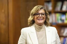 Júlia Pinheiro sofre queda na SIC e é 'obrigada' a usar muleta: "Consegui  projetar-me e caí"