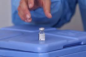 Michael yeadon, the former vice president and scientific director for pfizer, has come forward with evidence that in pursuit of speedy regulatory approval, pfizer abandoned all scientific integrity. La Vacuna De Pfizer Tiene Un 85 De Efectividad Solo Con La Primera Dosis Segun Un Estudio Ciencia Y Tecnologia Cadena Ser