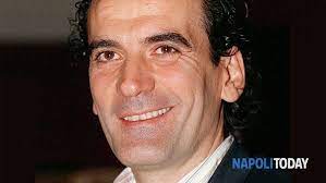 Principale esponente della nuova comicità napoletana nata agli albori degli anni settanta. Nathalie Caldonazzo Ricorda Massimo Troisi