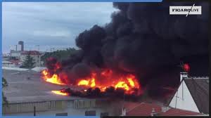 80 soldats du feux sont actuellement mobilisés pour maîtriser les flammes. Spectaculaire Incendie A Aubervilliers