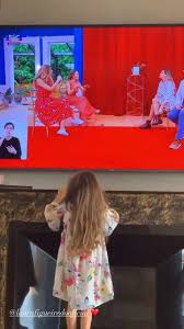 O videoclipe ficou disponível na tarde de ontem e laura figueiredo, companheira de mickael carreira, filmou a reação da filha, beatriz, ao ver o resultado final. Filha De Laura Figueiredo Rendida Ao Ver A Mae Na Televisao Es Muito Linda