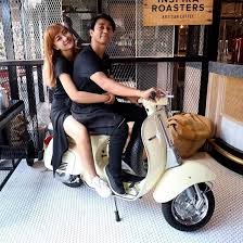 Bersama fedi nuril dan aries budiman, dikisahkan ia membentuk band dalam film tersebut beraliran pop rock progresif. Ingat Ayu Ratna Eks Garasi Band Ini 10 Potret Terbarunya Bareng Suami