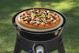 Um den grill für eine gute pizza vorzubereiten, gibt es eigentlich nur eine regel die man beachten muss und dabei spielt es keine rolle ob man das wichtigste zubehör, wenn man eine pizza auf dem grill backen möchte ist allerdings ein pizzastein. Pizza Auf Dem Grill Tipps Tricks