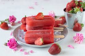Questi ghiaccioli alla fragola ti permettono di mangiare con gusto senza latte e senza uova. Ghiaccioli Alla Fragola Profumo Di Cannella E Cioccolato