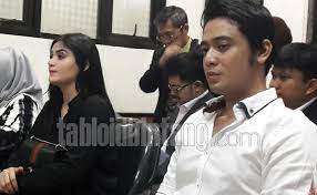 Hilda dan billy diketahui baru saja datangi hotman paris di kopi johny, meskipun mereka tidak diundang sebelumnya. Move On Dari Hilda Vitria Kriss Hatta Peletnya Sudah Tak Mempan Seleb Tempo Co