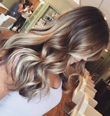 La tavolozza dei colori per le ciocche bionde spazia dal biondo miele all’oro, cenere, caramello e biondo platino. 50 Idee Di Capelli Castano Chiaro Con Riflessi Per Il 2022 Capellidistile It