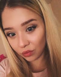 Anna Rey's Instagram, Twitter & Facebook